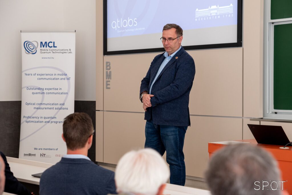 Dr. Imre Sándor kiáll és beszél a vetítő előtt